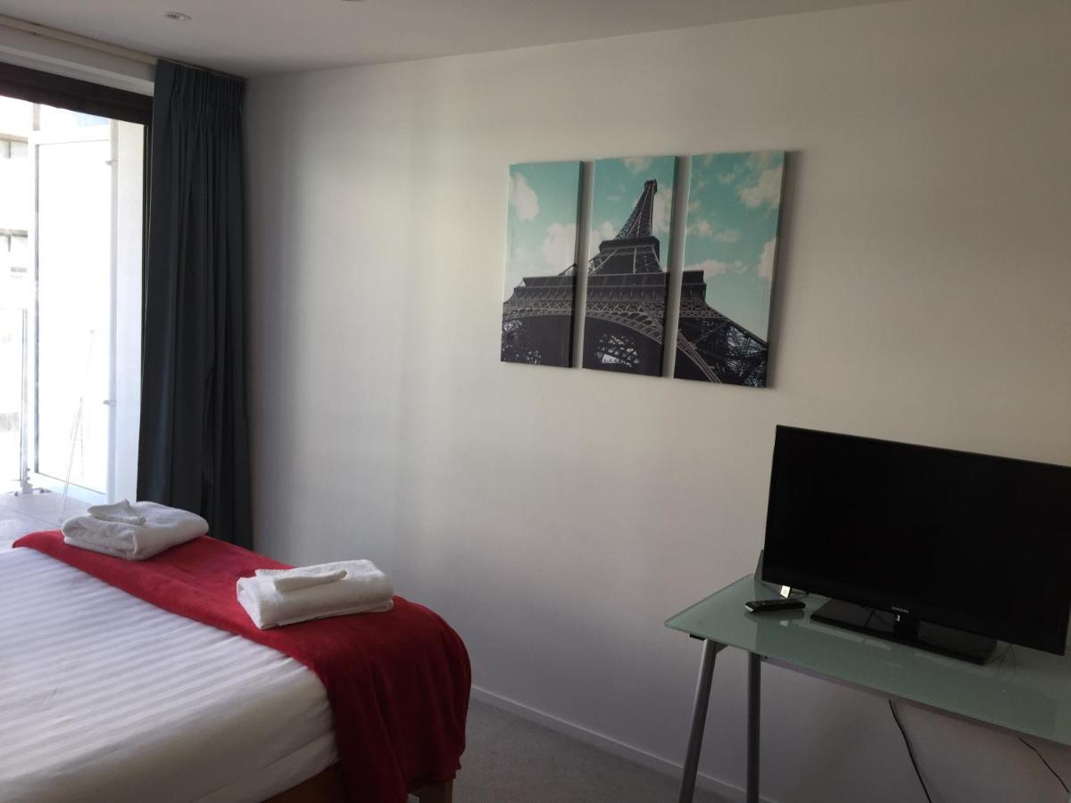 Apartment Tidy Studio Queens Resid With Balcony *