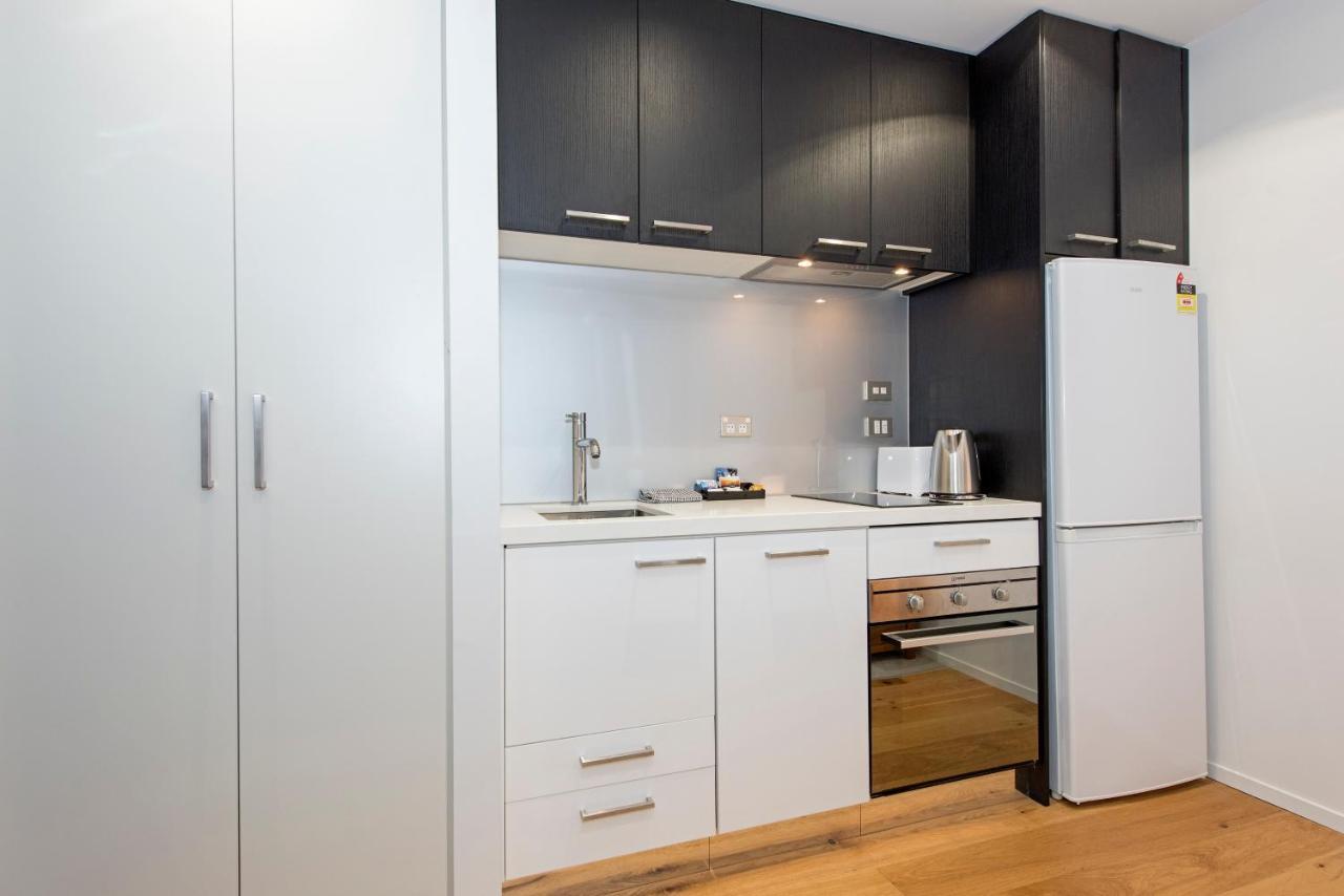 Tidy Studio Queens Resid With Balcony Auckland