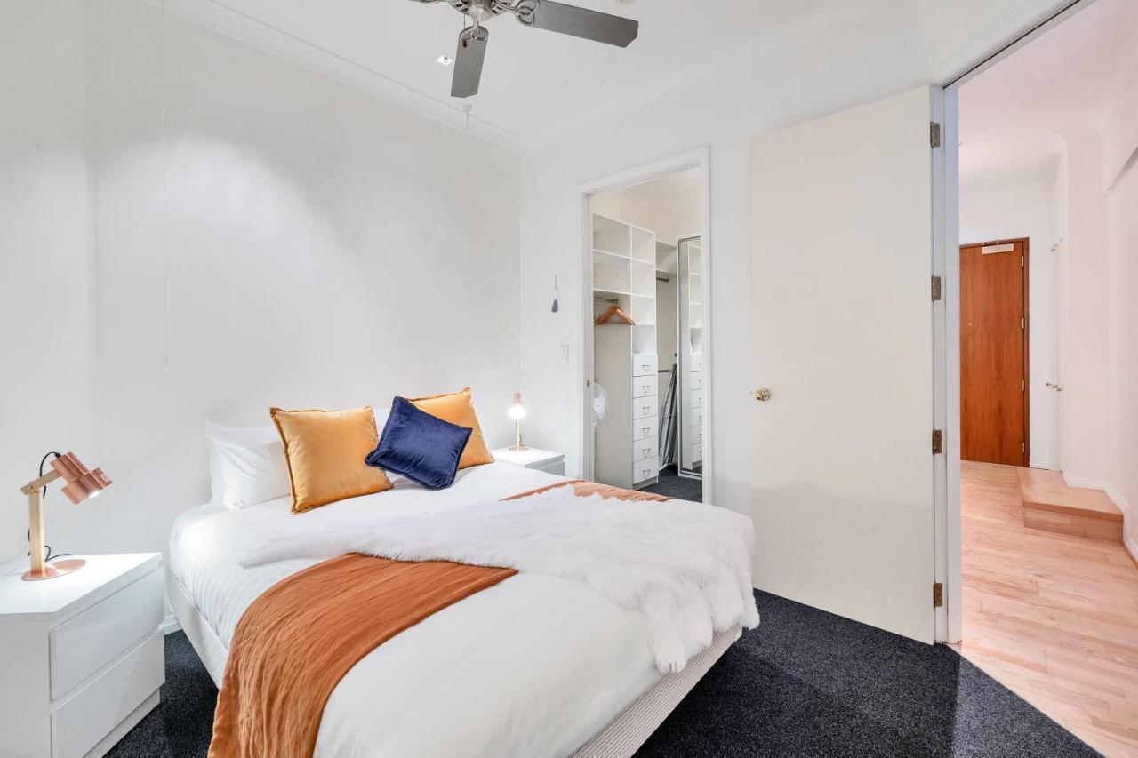 1br W/ Free Parking For 2 Cars Apartment *
