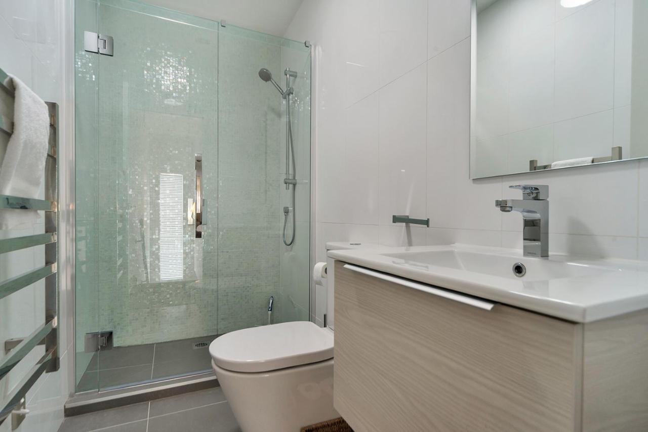 Qv Modern 3 Level Sunny Townhouse Auckland