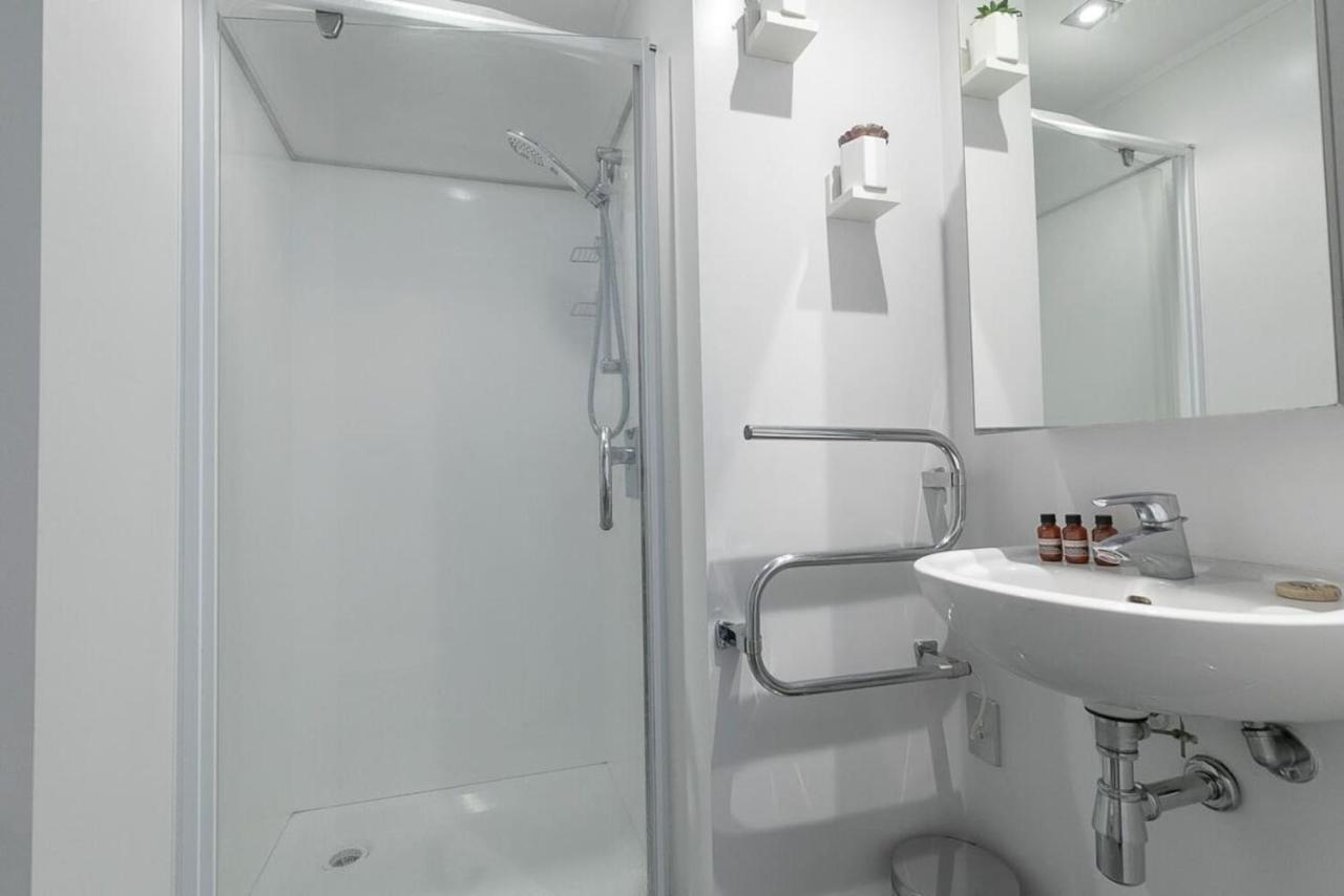 2br W/ Balcony, Gym And Parking Access! Auckland