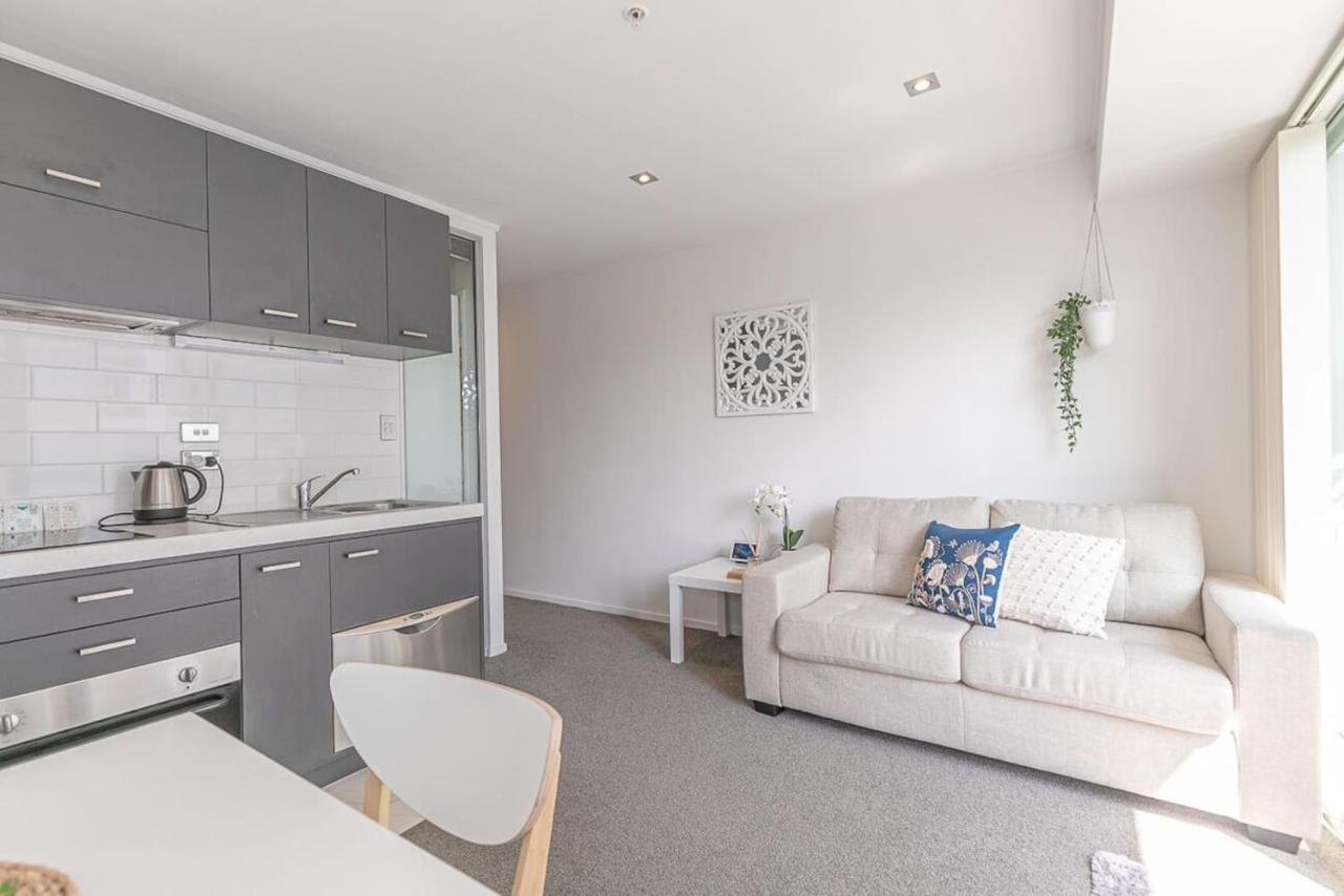 2br W/ Balcony, Gym And Parking Access! *