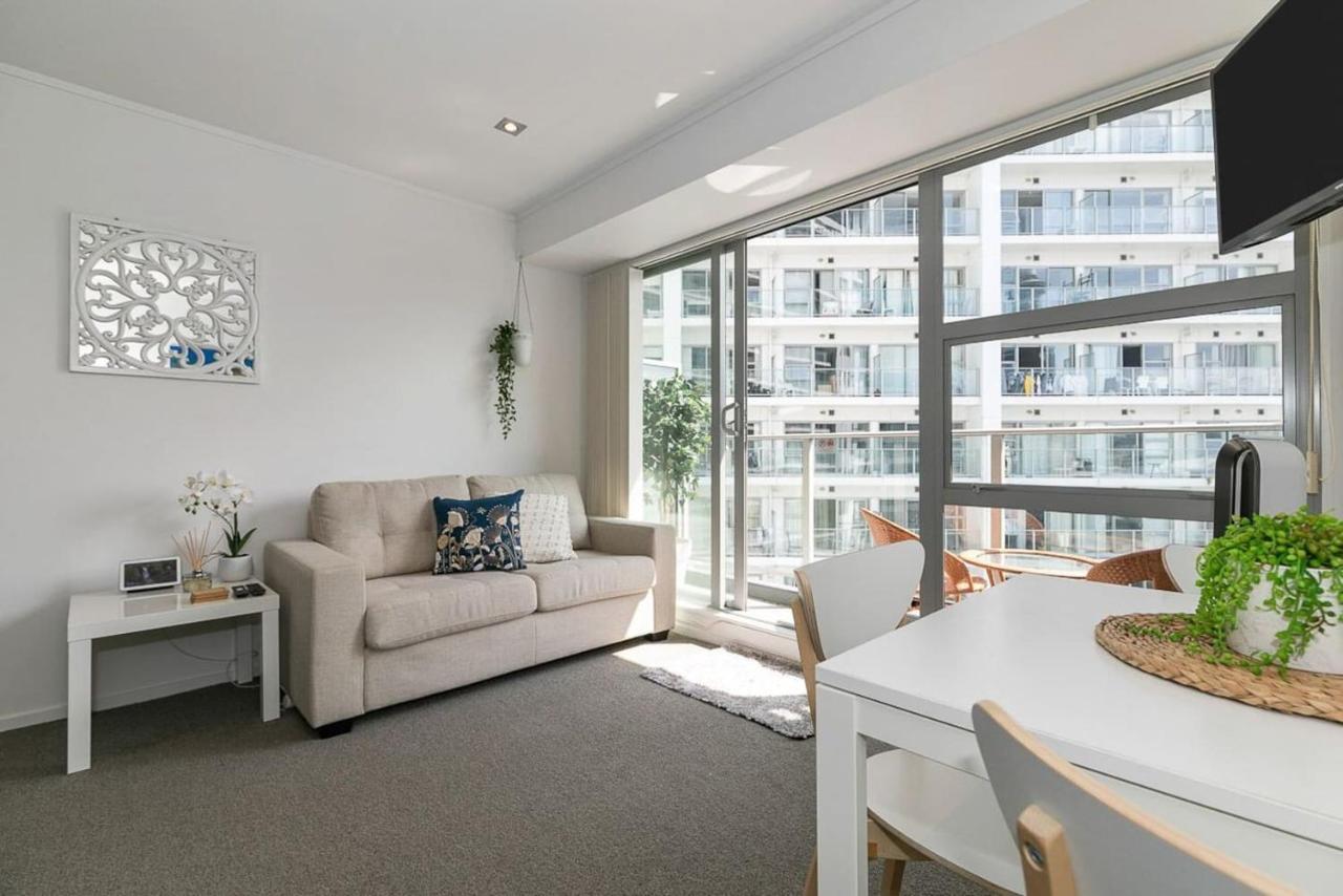 2br W/ Balcony, Gym And Parking Access! * Auckland
