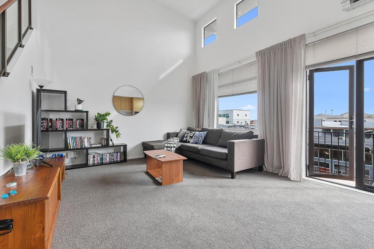 Roomy High-ceiling Loft - Free Parking! Apartment *