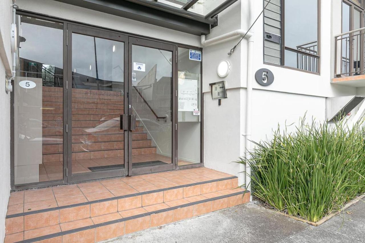 Apartment Roomy High-ceiling Loft - Free Parking! *