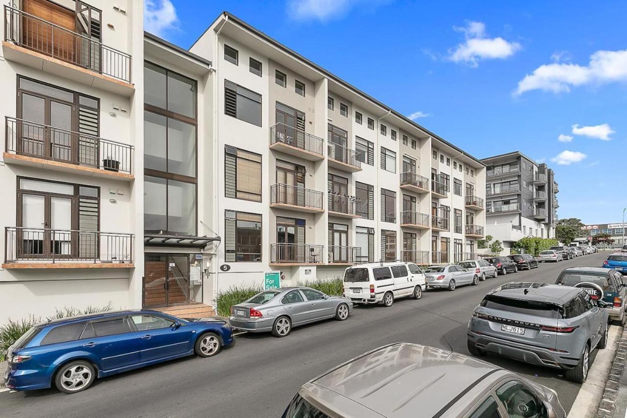 Roomy High-ceiling Loft - Free Parking! Apartment *