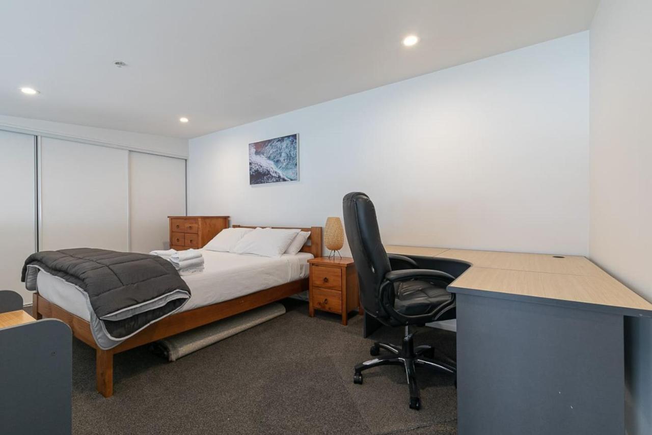 Roomy High-ceiling Loft - Free Parking! Apartment