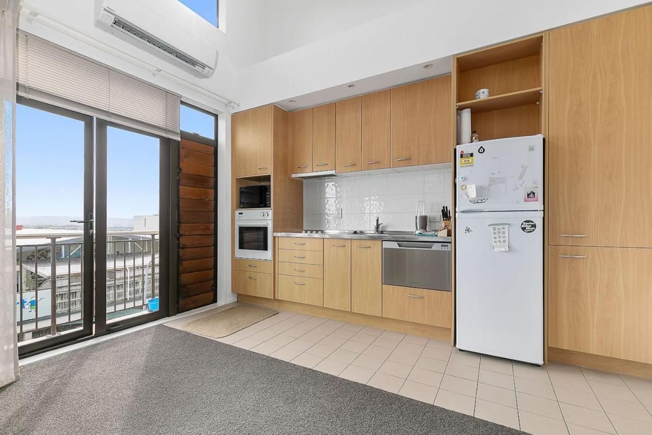 Roomy High-ceiling Loft - Free Parking! *
