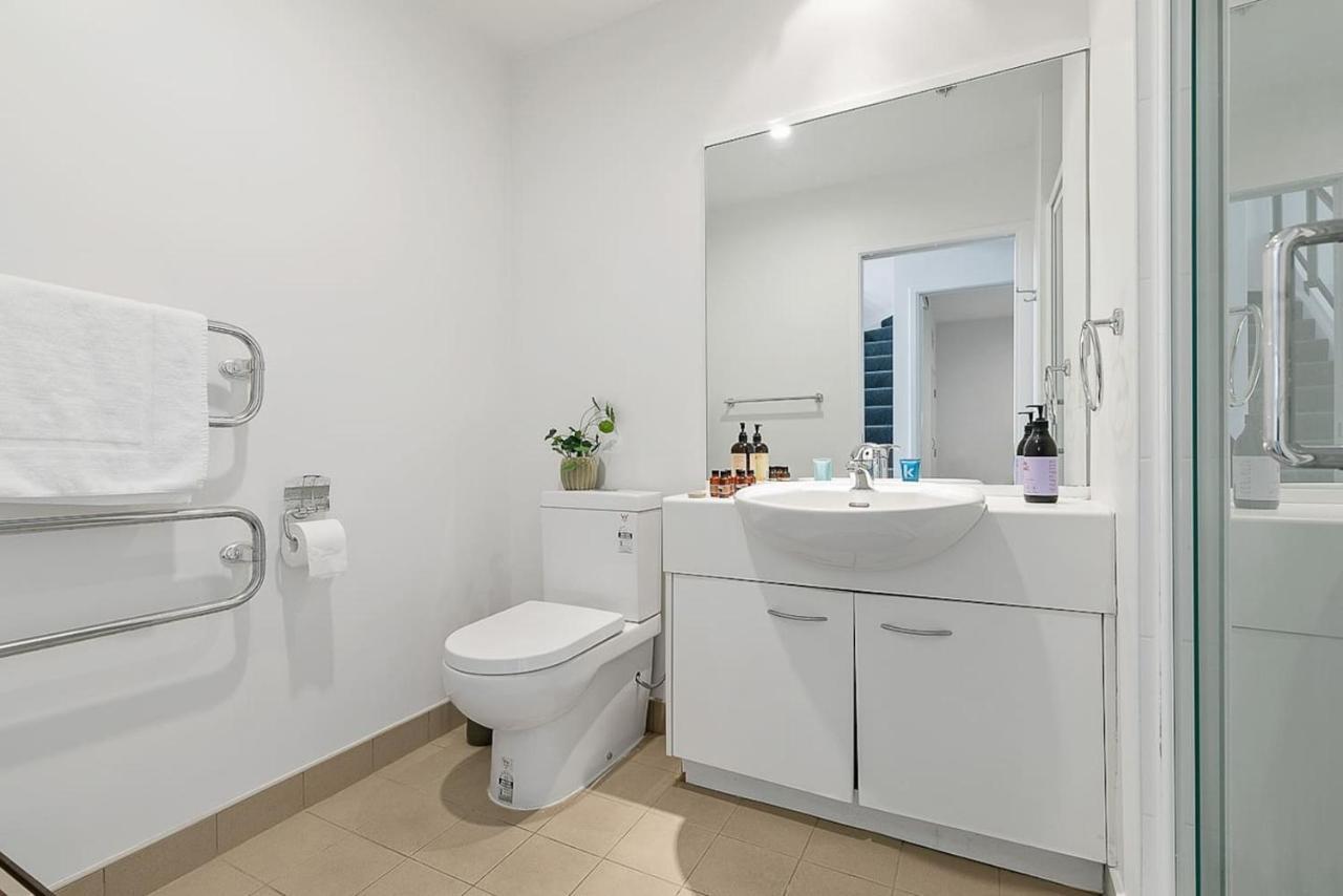 Apartment Roomy High-ceiling Loft - Free Parking! *
