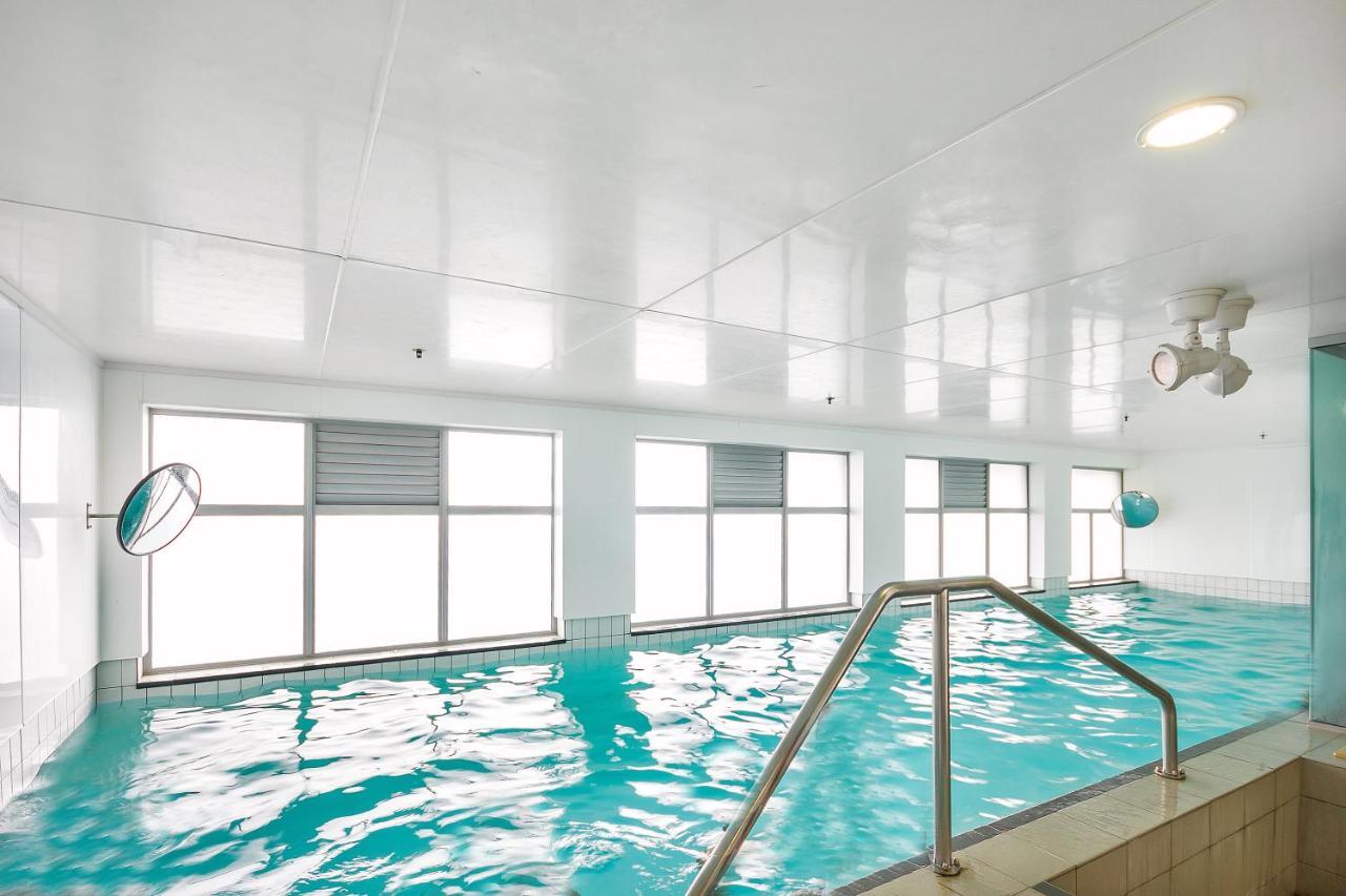 Cityscape Charm W Parking, Views, Pool & Gym Apartment *