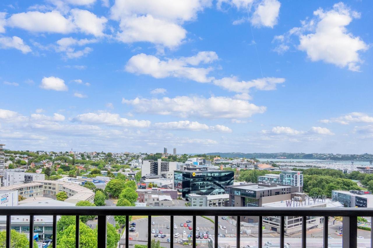 Cityscape Charm W Parking, Views, Pool & Gym Apartment
