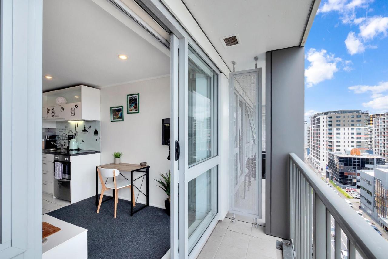 Cityscape Charm W Parking, Views, Pool & Gym Apartment Auckland