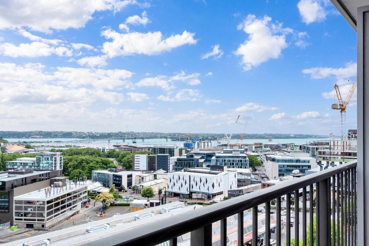 Cityscape Charm W Parking, Views, Pool & Gym Apartment Auckland