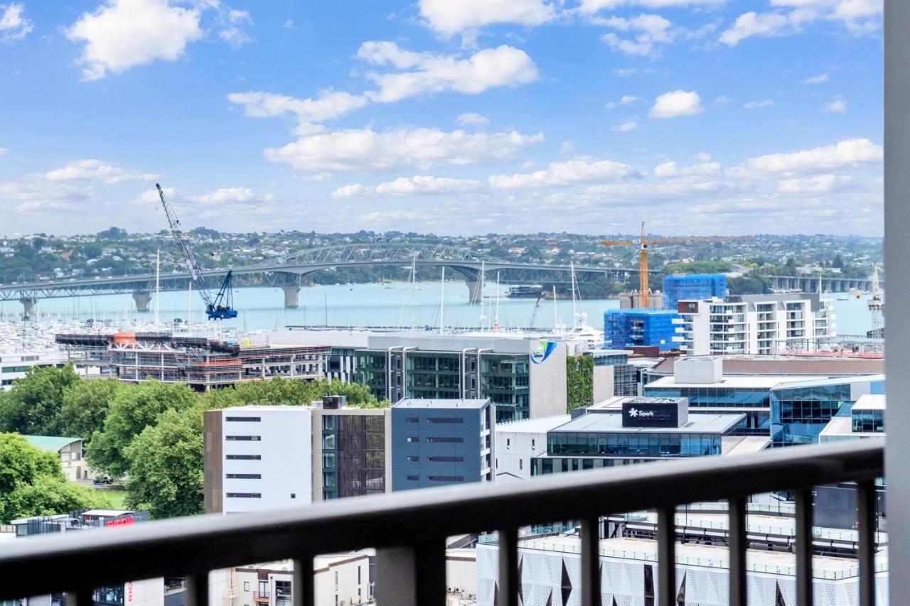 Cityscape Charm W Parking, Views, Pool & Gym * Auckland