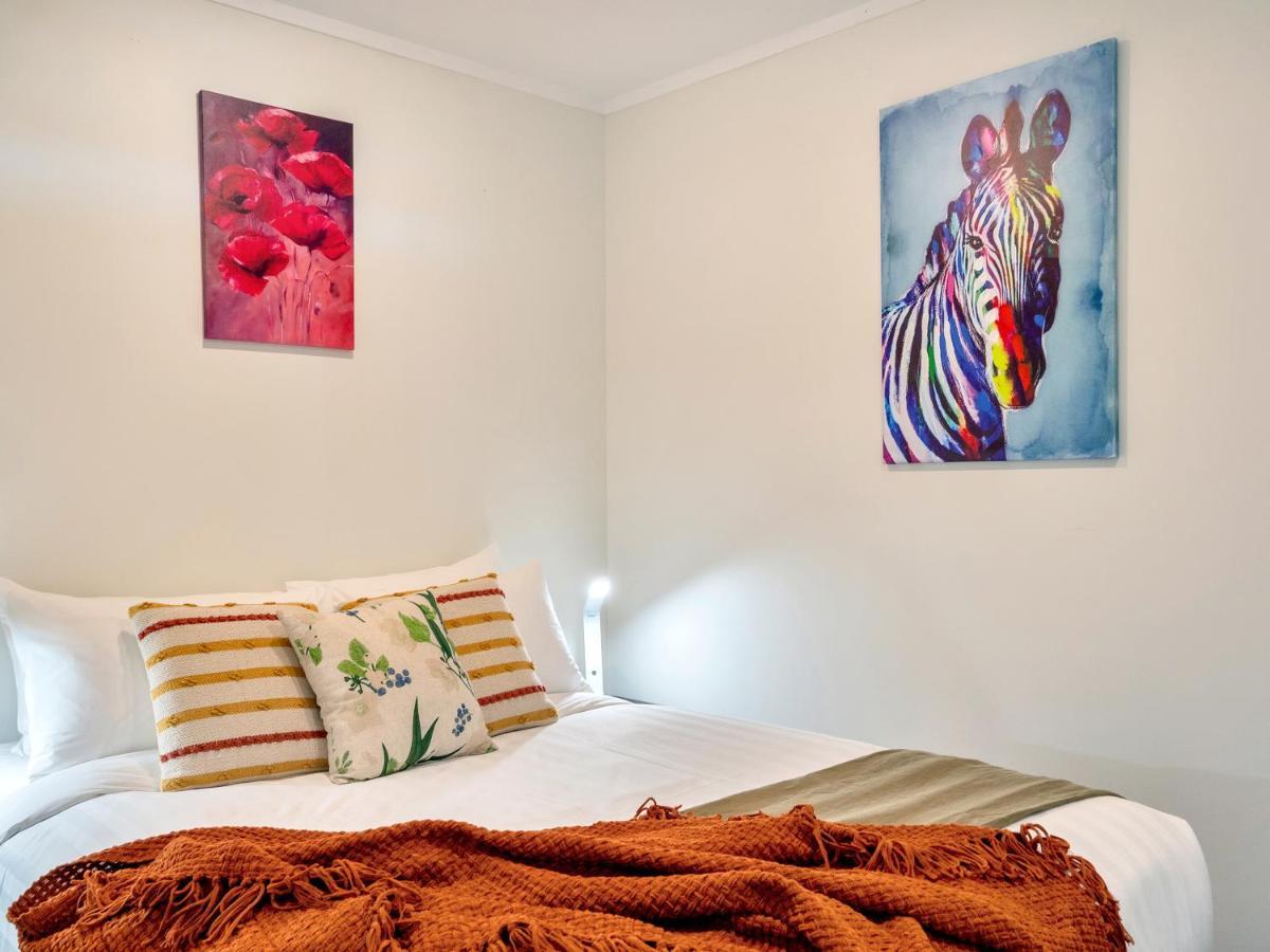 Cityscape Charm W Parking, Views, Pool & Gym