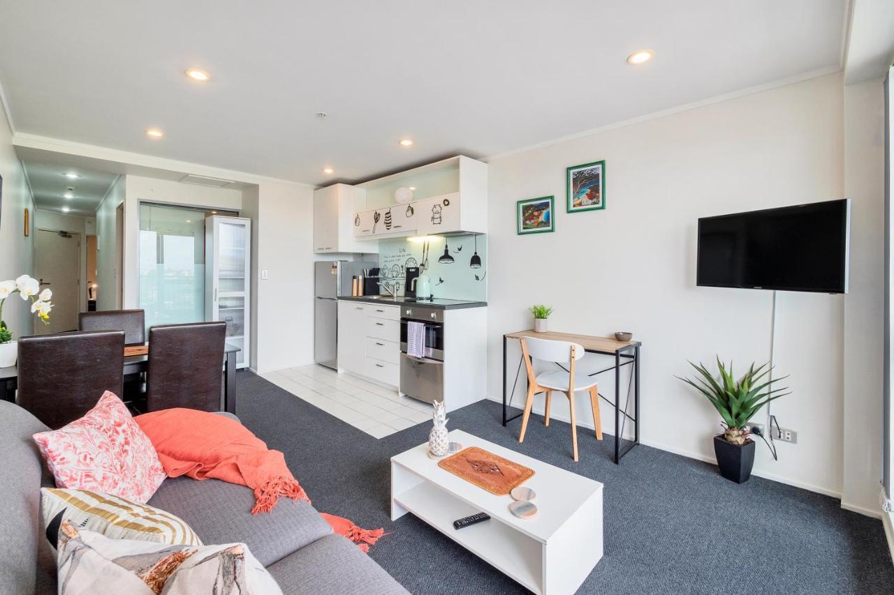 Cityscape Charm W Parking, Views, Pool & Gym