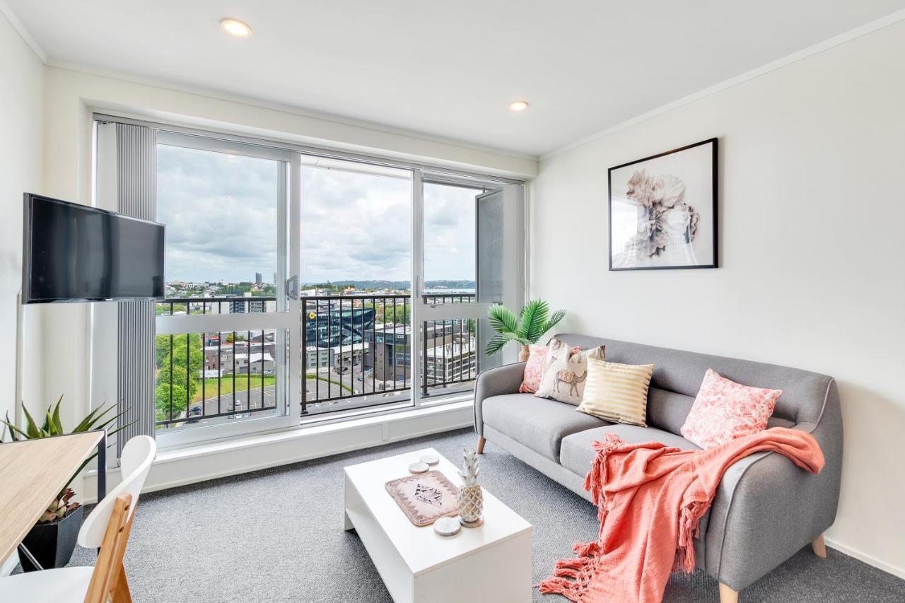 Apartment Cityscape Charm W Parking, Views, Pool & Gym