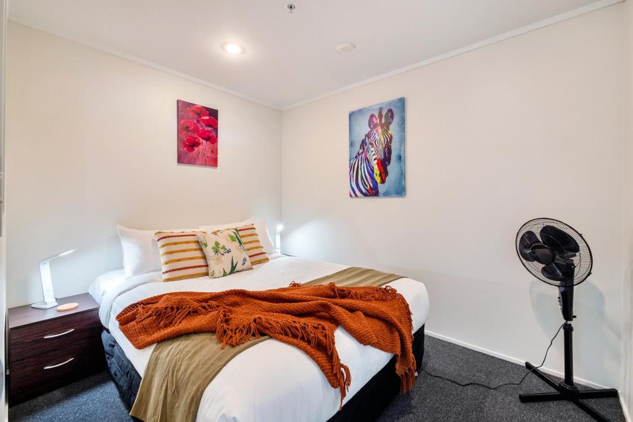 Apartment Cityscape Charm W Parking, Views, Pool & Gym