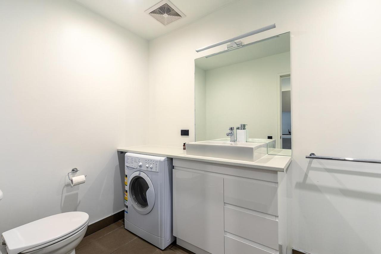 Apartment 2 Bedroom Apt W/ Private Balcony + Netflix Near Spark!