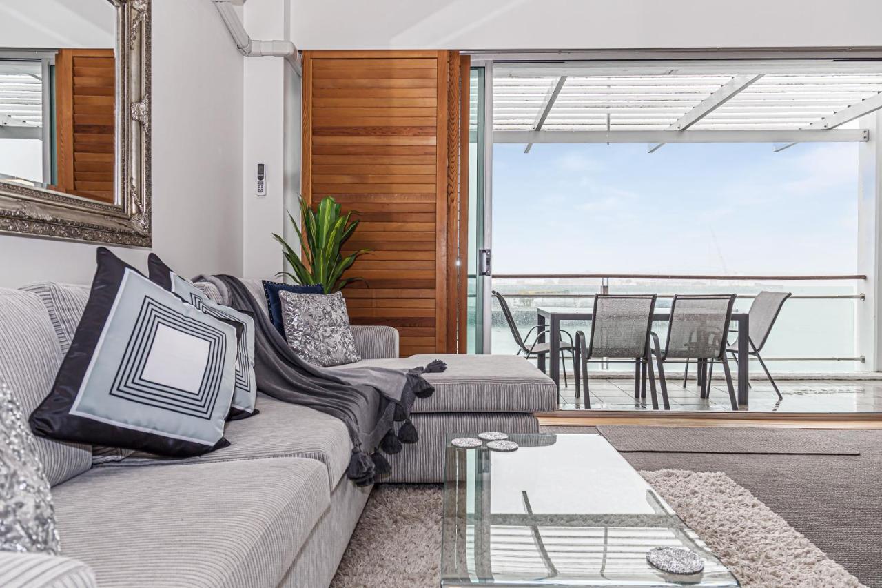 Princes Wharf - Absolute Waterfront & Great Views Apartment *
