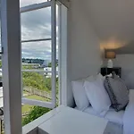 Bright And Modern Oasis In Kingsland