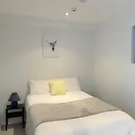Apartment With Brilliant Views In Auckland Cbd