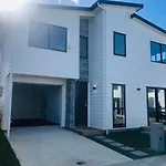 Modern & Luxurious Home 3