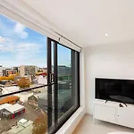 Contemporary Apt - Free Parking