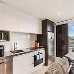 Contemporary Apt - Free Parking