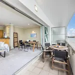 Auckland Harbour Apartment With Balcony