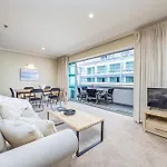 Auckland Harbour Apartment With Balcony