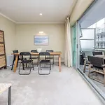 Auckland Harbour Apartment With Balcony