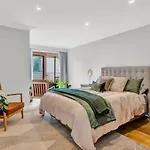 Executive Home On Paritai