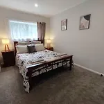 Room B - 14Mins Driving To Airport&Cbd