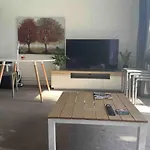 Luxury Townhouse With Aircon, Huge Balcony & Hot Tub