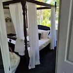 The Luxurious Manor - Very Large Bedroom With Private Ensuite