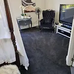 The Luxurious Manor - Very Large Bedroom With Private Ensuite