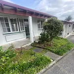 Browns Bay Olive Tree - Pet Friendly Family Apartment