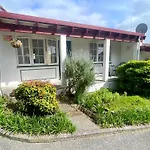 Browns Bay Olive Tree - Pet Friendly Family Apartment