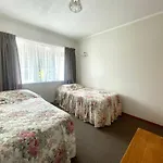 Browns Bay Olive Tree - Pet Friendly Family Apartment