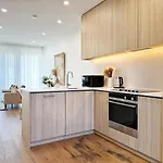 Garden Gem 2 Bdr & 1 Study Townhouse Near City Center