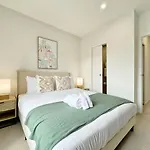Garden Gem 2 Bdr & 1 Study Townhouse Near City Center