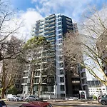 Modern Designed Ac 1B Apt With Pool Gym Sauna In Cbd