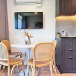 Incredible Park & Skytower View - Free Parking & Ac