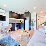 Incredible Park & Skytower View - Free Parking & Ac