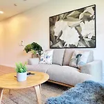 Incredible Park & Skytower View - Free Parking & Ac