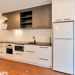 Chic Metro Apartment With Free Parking And Air-Con