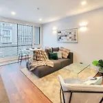 Chic Metro Apartment With Free Parking And Air-Con