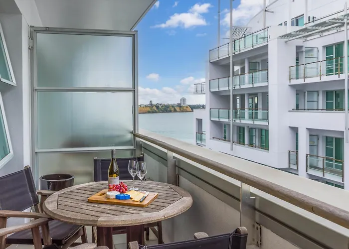 Auckland Harbour Apartment With Balcony