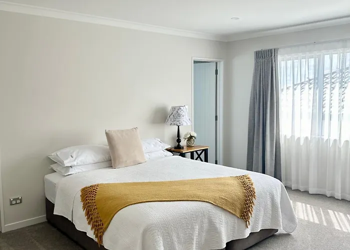 Accommodation In Auckland - Ormiston, Manukau, Flat Bush